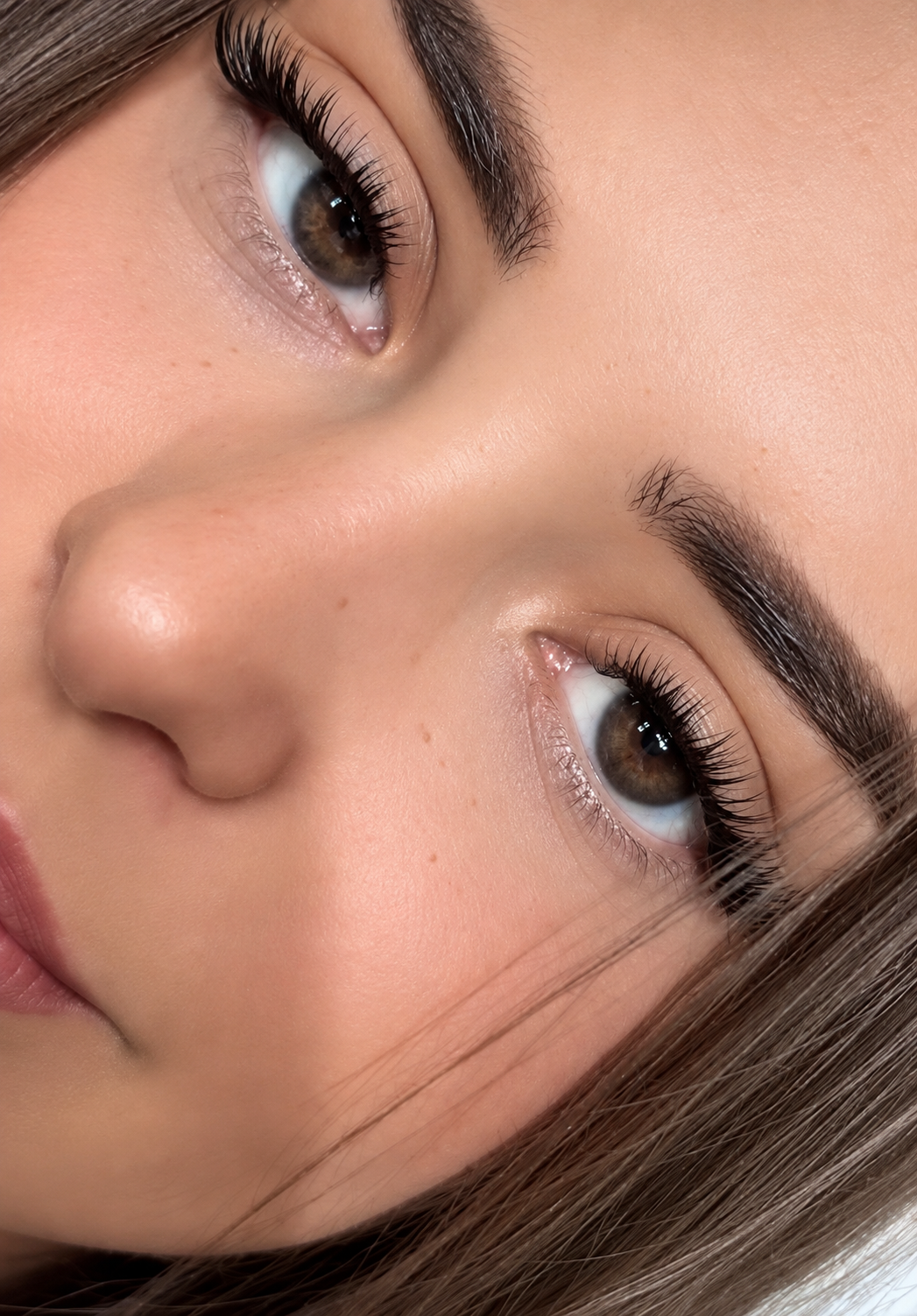 Regard naturel sublimé par des cils cluster en mapping court