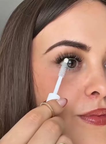 Photo de Clemence G. portant Kit faux cils semi-permanent cluster