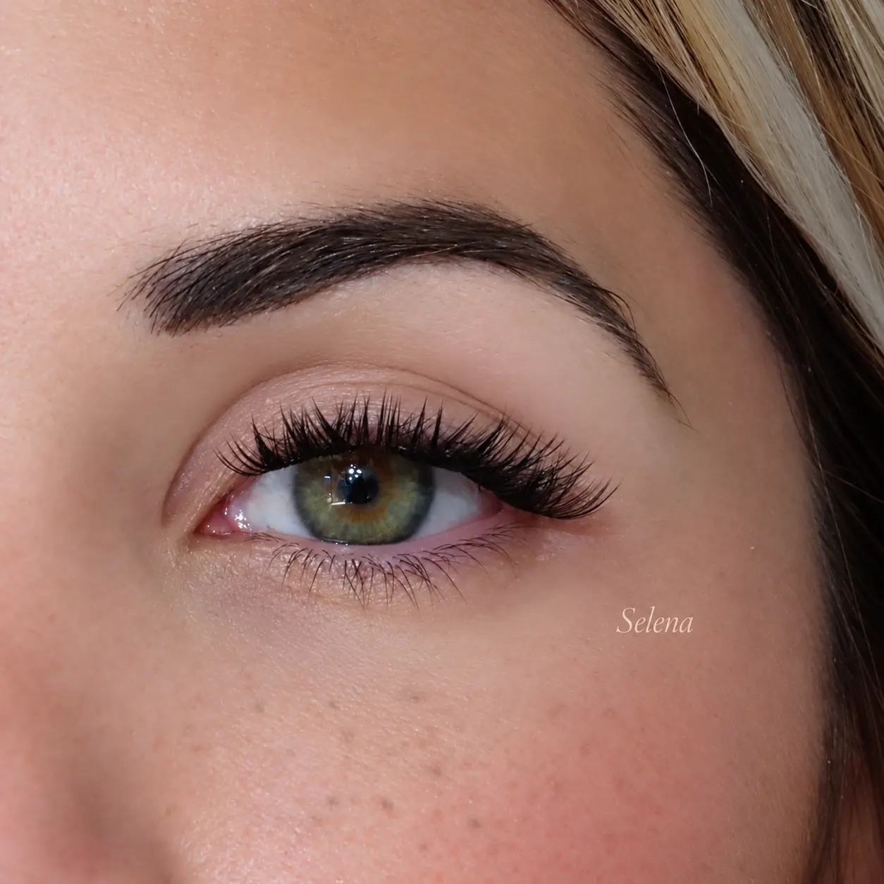 Rendu porté des faux cils cluster Selena