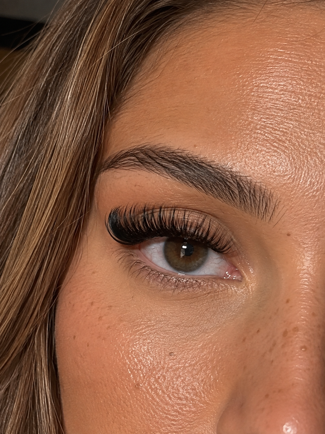 Gros plan sur un regard aux cils clusters The House of Velvet