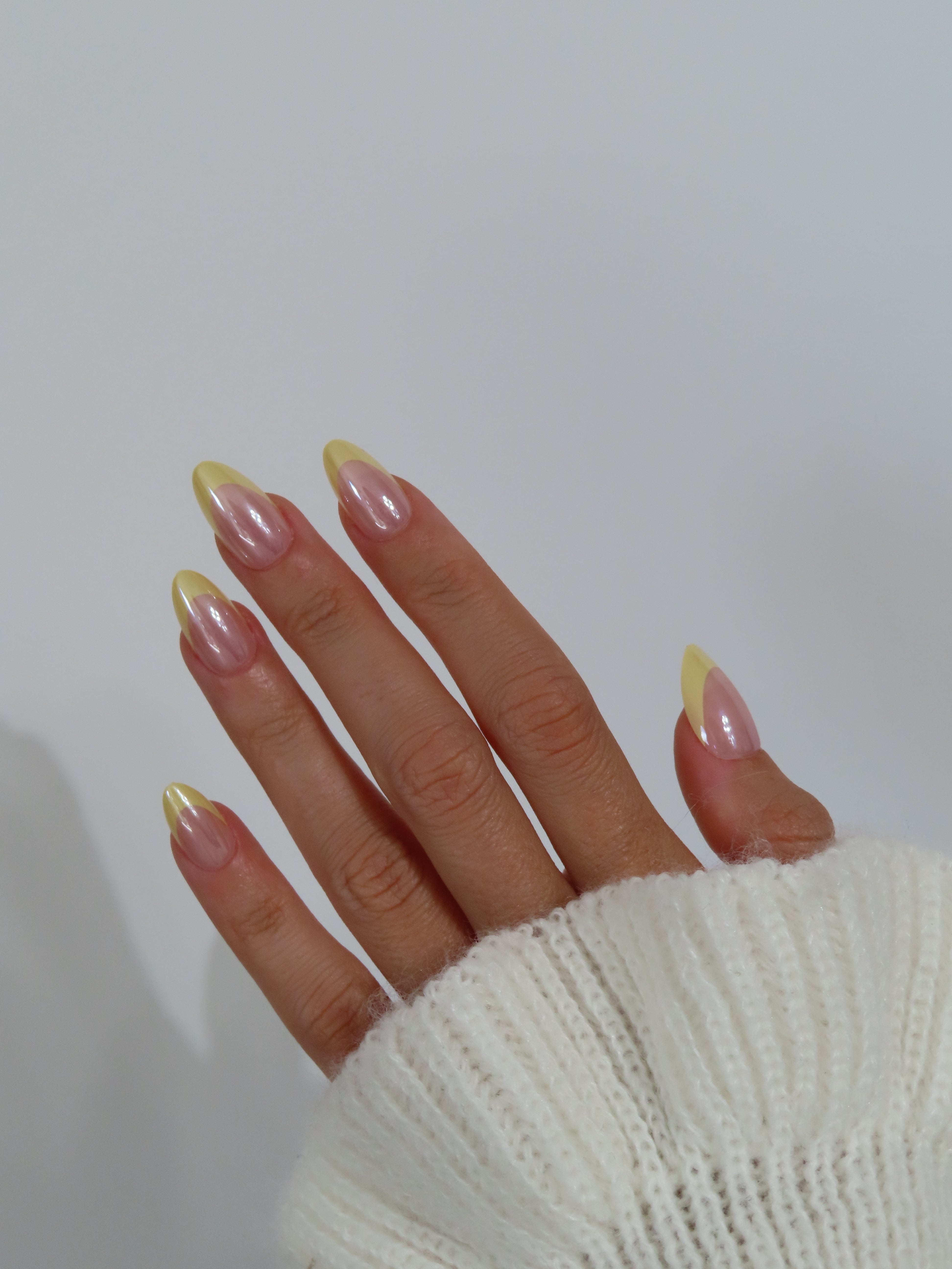Press on nails french Amande Jaune Chromé